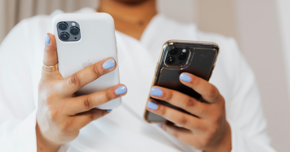 Experta asegura que celulares dañan salud mental de los estudiantes: en Las Condes limitaron su uso