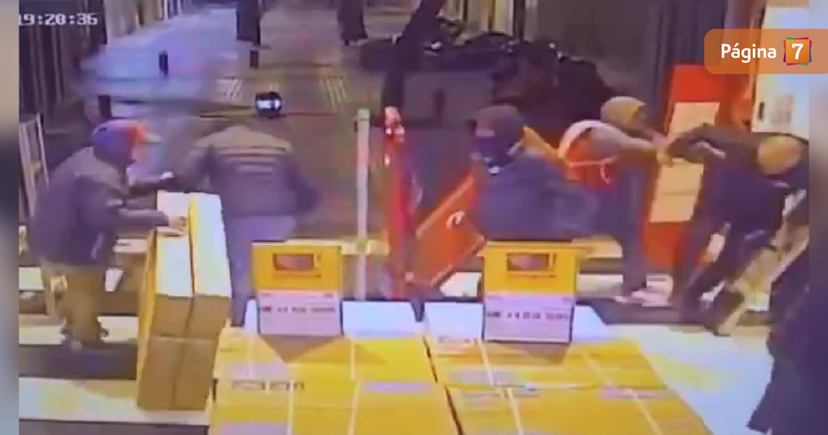 Grupo de delincuentes saqueó tienda en pleno centro de Santiago: guardia resultó herido