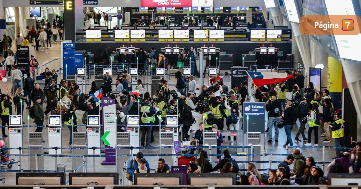 Finaliza huelga de trabajadores en el Aeropuerto de Santiago: restablecerán servicio