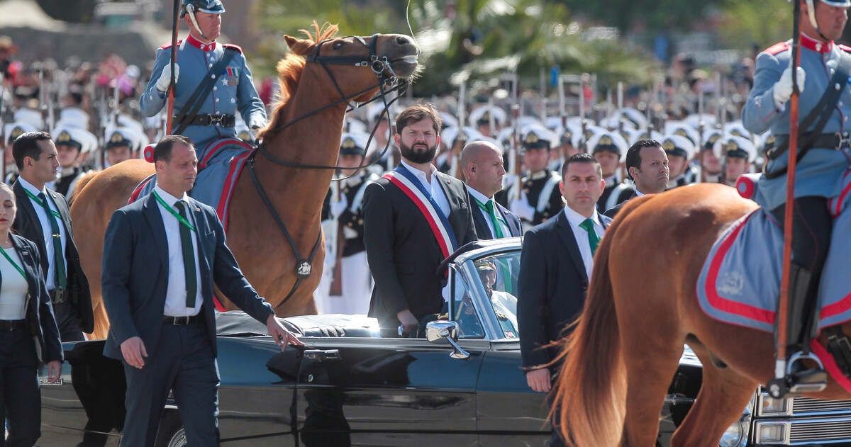 Sobrino de Gabriel Boric se robó miradas en Parada Militar: se sentó en las piernas del Presidente