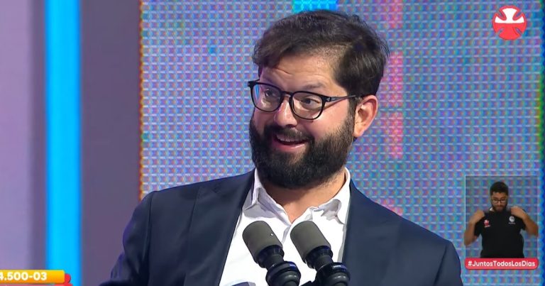 Gabriel Boric protagonizó curioso momento en Teletón 2024: ofertó por icónica prenda de Emmanuel