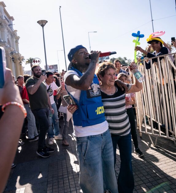 Polimá Westcoast recorrió Santiago arriba de un parlante gigante: cerró con dos conciertos gratuitos