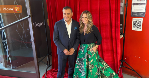 Soledad Onetto y Ramón Ulloa apostaron por clásico atuendo en alfombra roja de Premios Cordillera