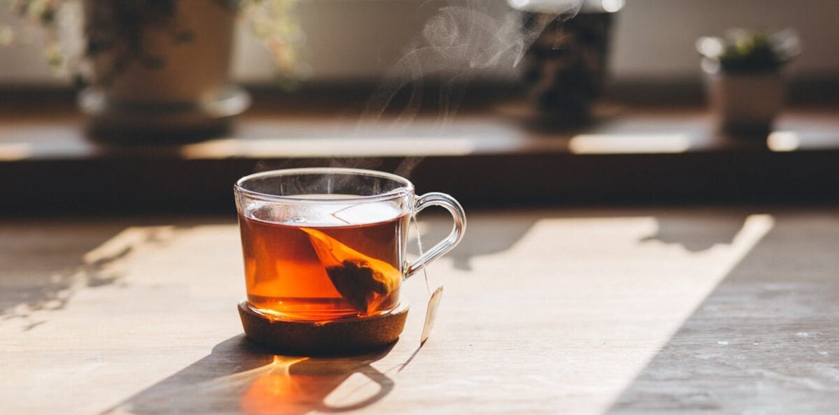 Las bolsitas de té comerciales liberan millones de microplásticos durante su uso