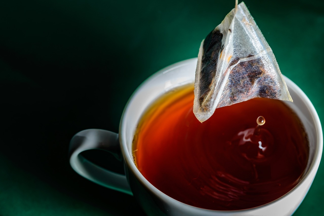 Las bolsitas de té comerciales liberan millones de microplásticos durante su uso