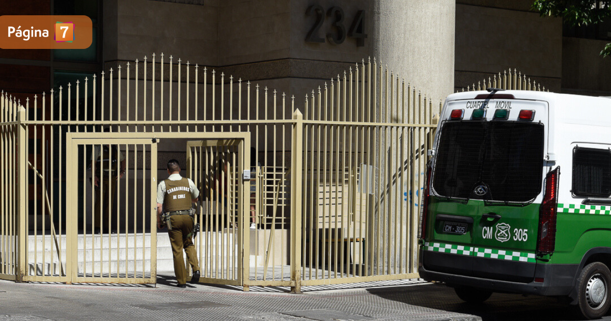 Hallan cuerpo maniatado en departamento arrendado por una noche en centro de Santiago