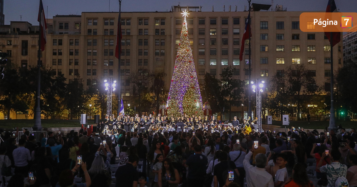 Presidente Boric enciende árbol de Navidad frente a La Moneda: conoce los detalles de la decoración