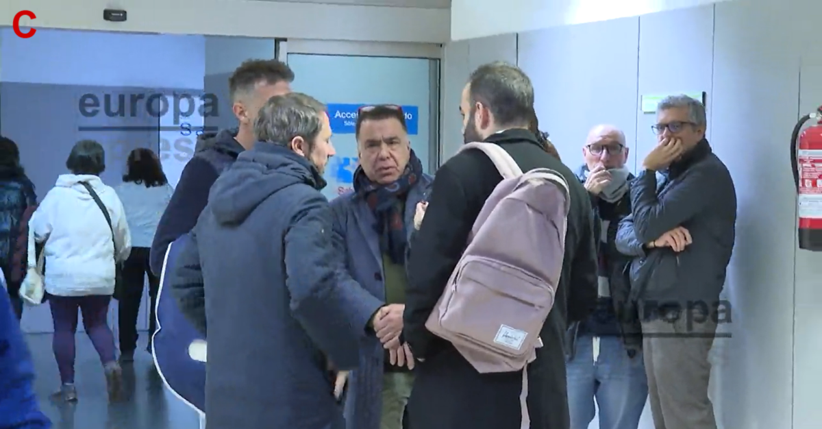 Hijos de Raphael llegaron a hospital a ver a su padre: diagnóstico es reservado