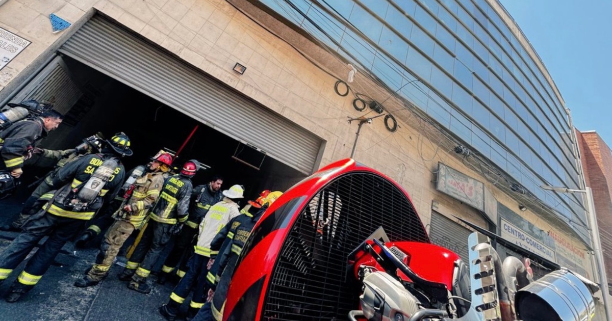 Incendio en bodegas de Barrio Meiggs: Bomberos rescató a personas desde un subterráneo