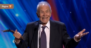 Juro que no tenía idea la genuina reacción de Eduardo Barril al recibir premio en los Caleuche