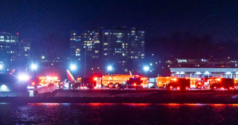 Avión comercial impactó con helicóptero militar en EEUU y ambos cayeron a río: buscan sobrevivientes