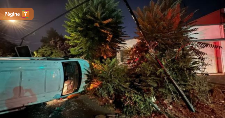 Furgón arrasó con poste y semáforo tras volcamiento en Quinta Normal: vecinos retuvieron a conductor