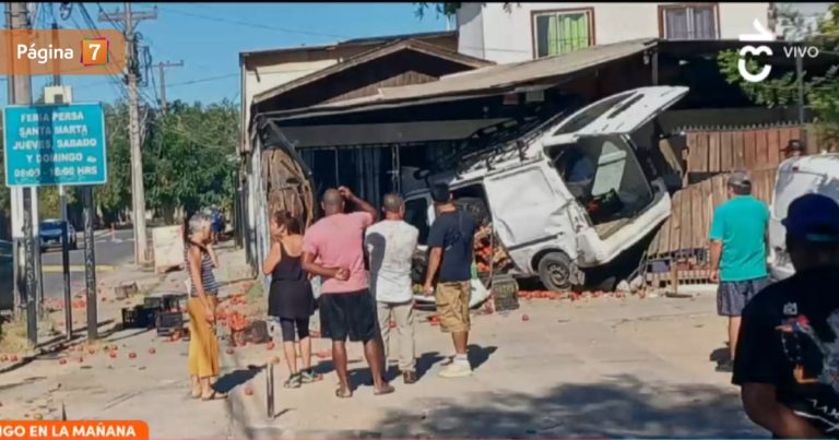 Impactante video: furgón se fugó de fiscalización en Lo Prado y terminó chocando contra casa