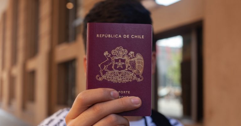 Nuevo pasaporte chileno genera trabas en el acceso a la Visa Waiver: ¿qué hacer?