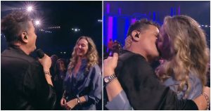 Carlos Vives le dio apasionado beso a su esposa, Claudio Elena Vásquez, durante su show en Viña 2025