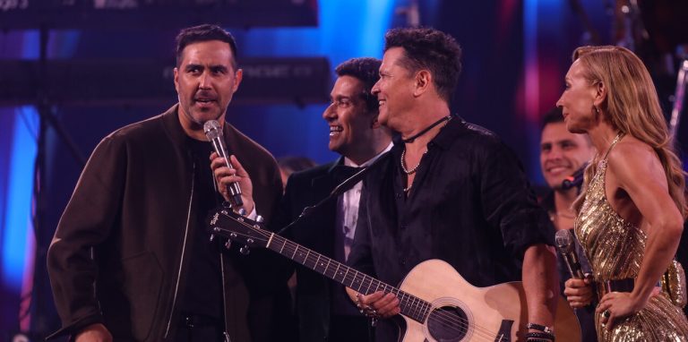 El especial regalo que le dio Claudio Bravo a Carlos Vives durante su show en el Festival de Viña
