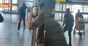 Ciudadano haitiano en aeropuerto