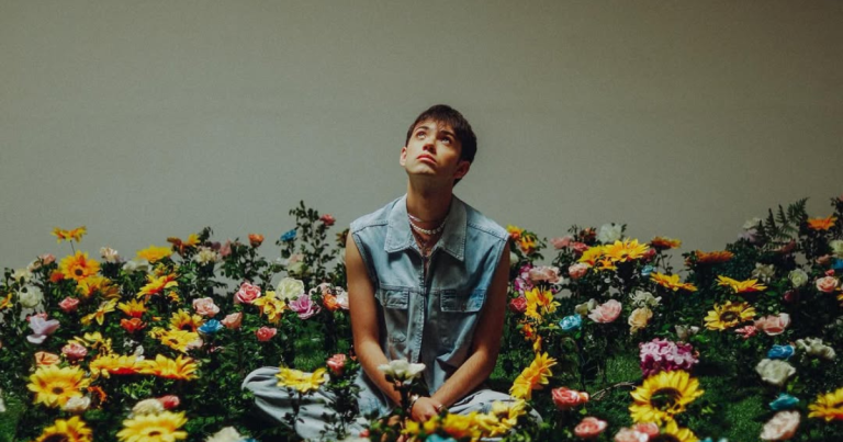 Gerónimo Sims: el artista boliviano que llega con una canción producida por un chileno a Viña 2025