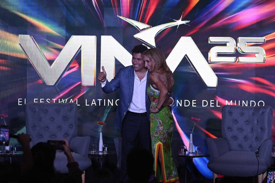 Karen Doggenweiler se lució con vestido "boho chic" en primera conferencia de Viña: este es tu valor