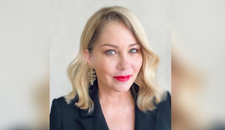 Christina Applegate revela que ha estado más de 30 veces hospitalizada por su esclerosis múltiple