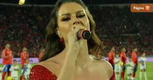 Emilia Dides sorprendió en apertura del partido de Chile contra Ecuador cantó himno nacional