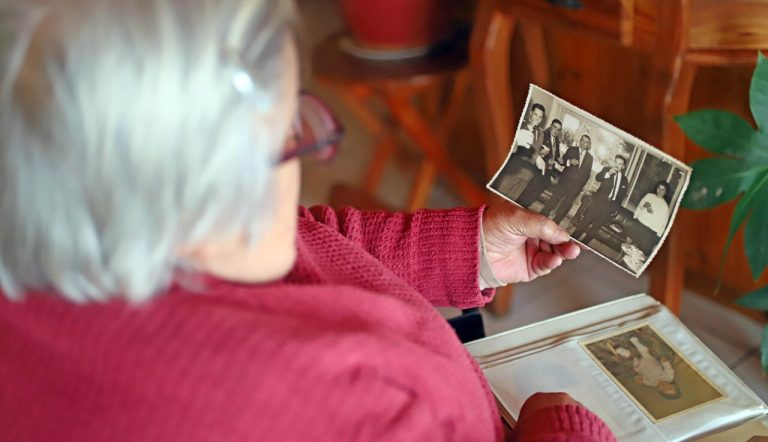 Estudio demuestra que simple test de sangre permitiría detectar Alzheimer y medir grado de avance