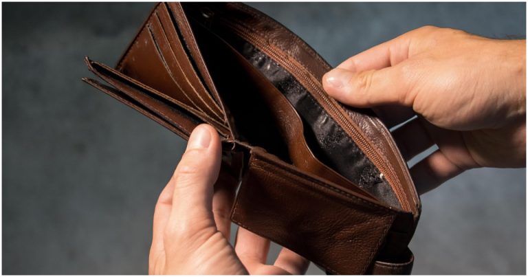 Curioso experimento de billeteras perdidas para medir la felicidad entregó llamativa conclusión