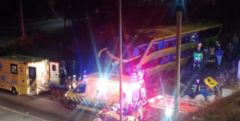 Bus que trasladaba niños y auto protagonizaron grave accidente a la altura de Curicó: un fallecido