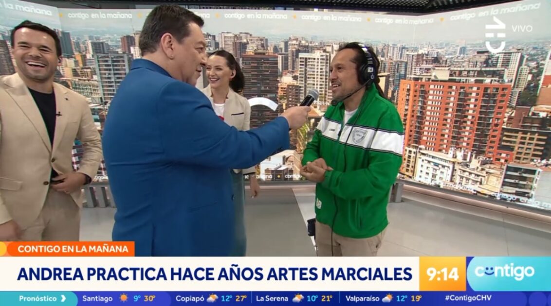 Andrea Aristegui practica artes marciales con camarógrafo