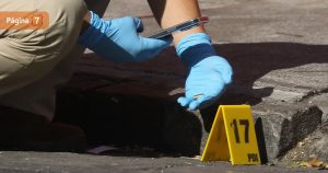 adolescente baleada en lo espejo