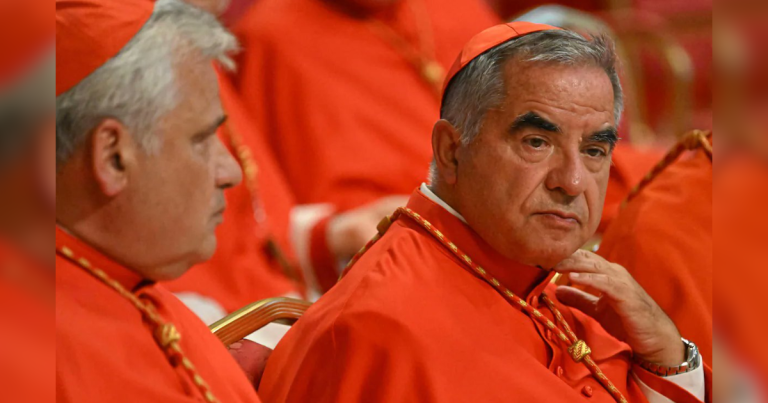 Cardenal Becciu está dispuesto a no participar del cónclave: fue condenado por problemas financieros