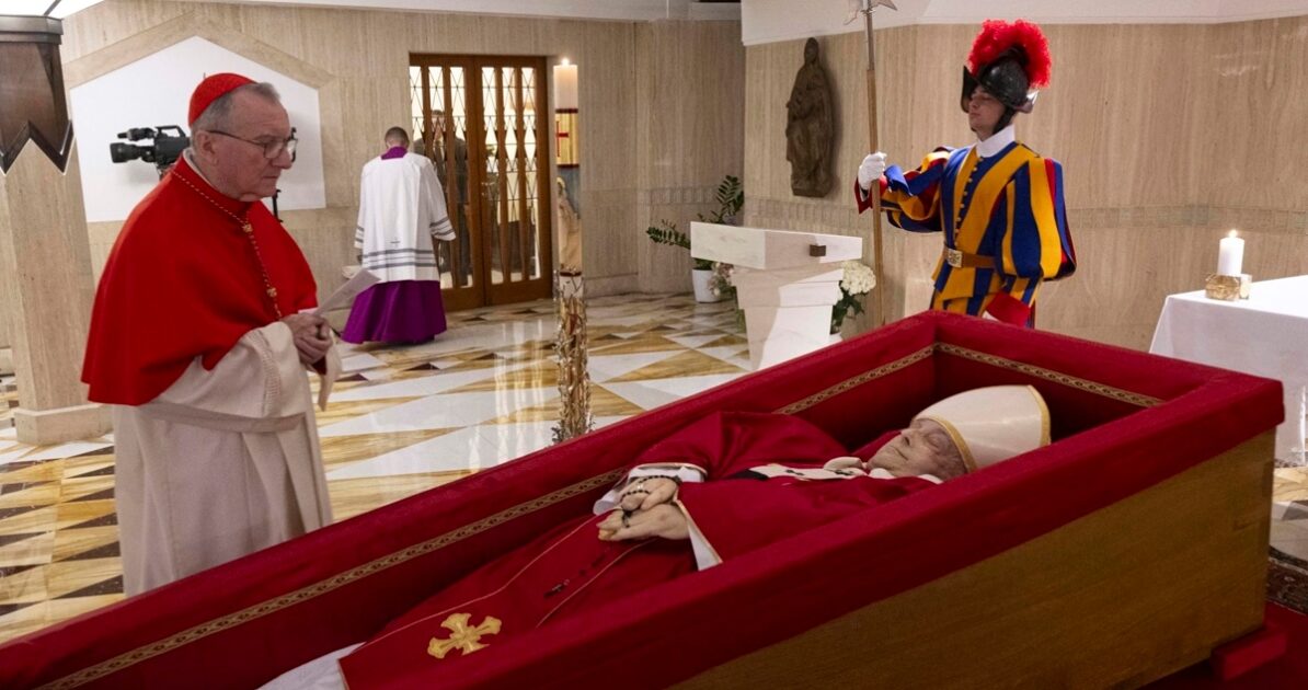 Difunden primeras imágenes de Papa Francisco en su féretro