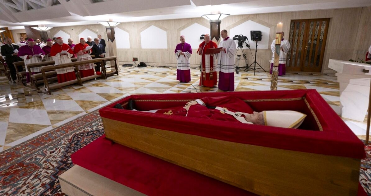 Difunden primeras imágenes de Papa Francisco en su féretro