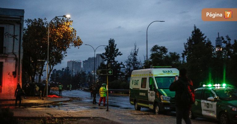 Grave accidente tras volcamiento en el centro de Santiago: conductor murió al chocar contra árbol