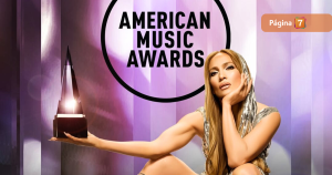 Jennifer López brilló como anfitriona de los AMAs 2025
