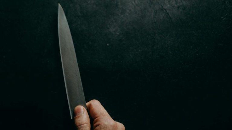 Alumno de 12 años atacó con un cuchillo a psicólogo en colegio de Taltal: estaban en sesión