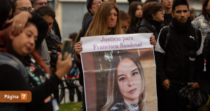 Detienen a padre de Francisca Sandoval en medio de acto conmemorativo por muerte de la periodista