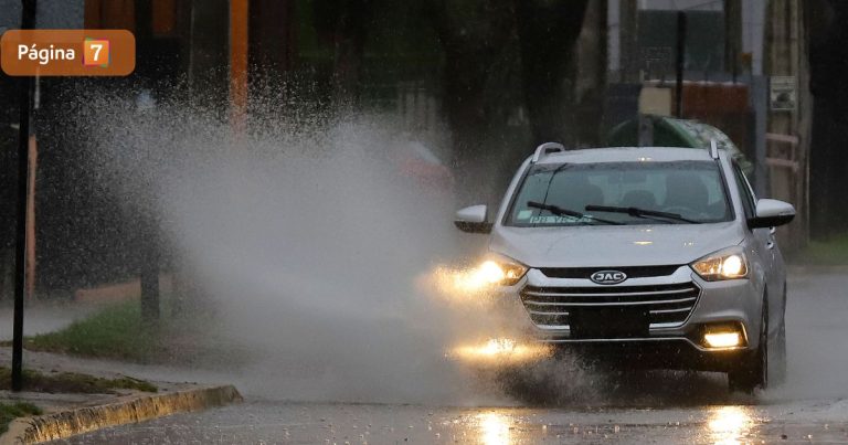 ¿Qué multa arriesgan los conductores que mojen a un peatón en días de lluvias? Esto dice la ley