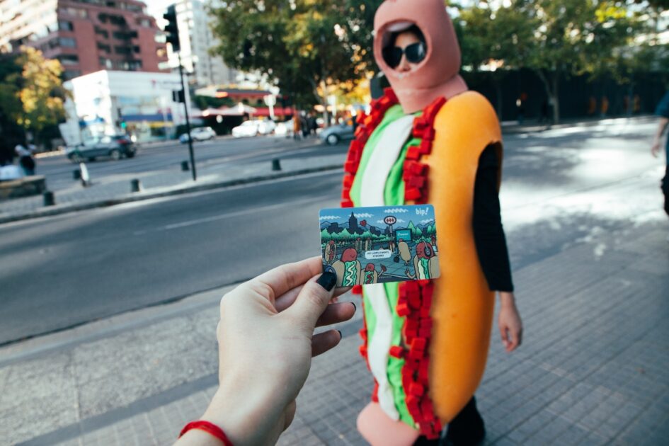 homenaje de Metro de Santiago al completo con la tarjeta Bip!