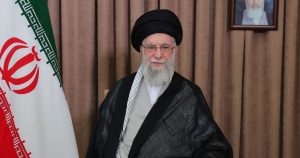 De clérigo a figura absoluta del poder en Irán: la historia del ayatolá Alí Jamenei