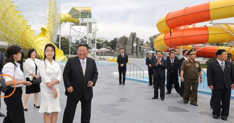 Ri Sol-ju, esposa de Kim Jong-un, reapareció públicamente tras un año y medio con bolso prohibido