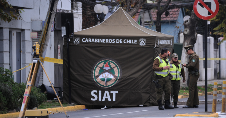 Choque de auto contra paradero dejó dos fallecidos en La Pintana: una mujer dio a luz en el lugar