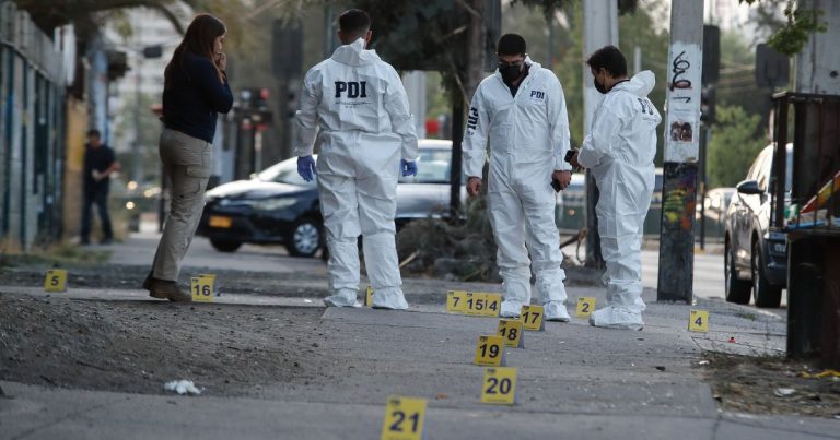 Balacera en La Florida dejó dos muertos y un herido: desconocidos dispararon desde un furgón