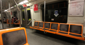 conductor de metro alegra el día de los usuarios