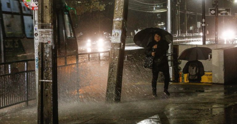 ¿Te empapó un auto en la calle? Conoce cómo puedes denunciar y cuál es la multa para el conductor