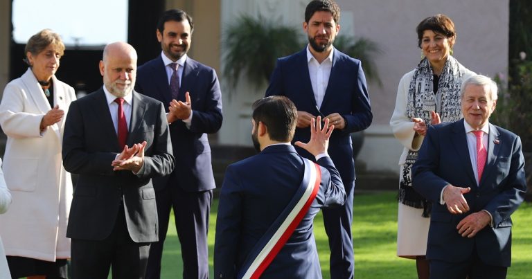 Para maquillaje y peinado: el millonario gasto de La Moneda para foto oficial de Boric y ministros
