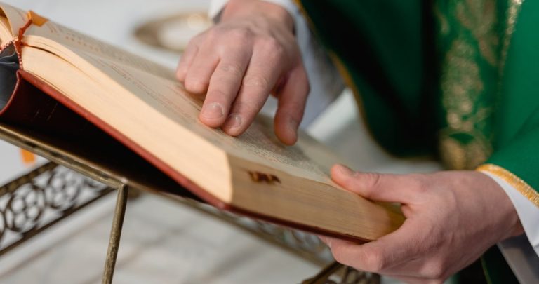 Apuñalan a párroco que intentó frustrar robo a iglesia en Talca