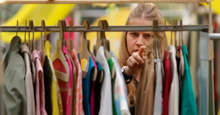 De Zara a Mango: las marcas que las chilenas más compran en ropa de segunda mano