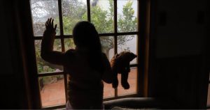 Destapan crudo caso de maltrato infantil contra 3 hermanas en Iquique: una fue violada por padrastro