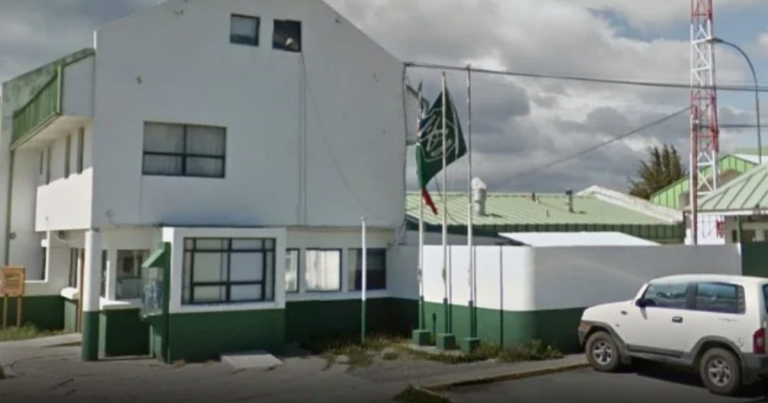 Sujeto agredió brutalmente a su pareja al interior de un vehículo: víctima perdió piezas dentales